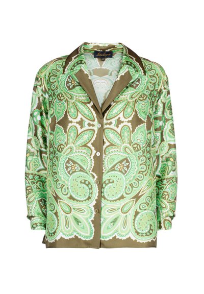 Chemise à motif cachemire vert, en tissu doux, avec un col, une fermeture à boutons à l'avant et des manches longues. Accents en vert clair et foncé.