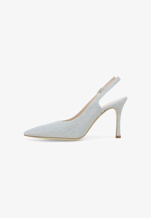 Scarpa slingback con tacco alto argentata con punta appuntita e tomaia in tessuto strutturato, tacco sottile e suola beige.