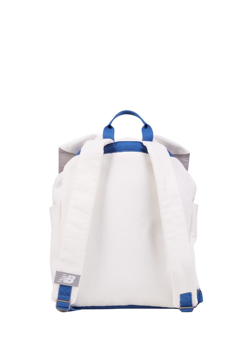 Weißer Canvas-Rucksack mit blauen Akzenten, ausgestattet mit gepolsterten Trägern, einem oberen Griff und Seitentaschen. Einfaches Design und langlebiges Material.
