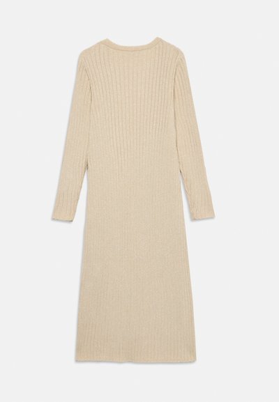 Knä-lång beige ribbad stickad klänning med långa ärmar, rund halsringning och subtil lyster. Slät textur med en figurnära silhuett.