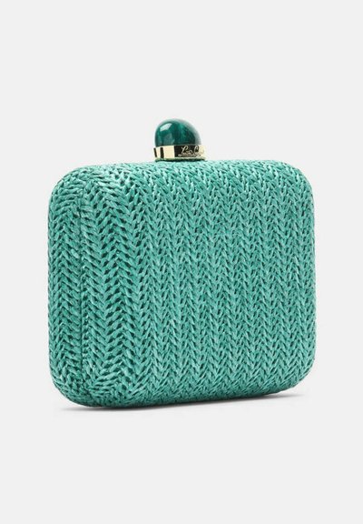 Turkis vævet clutch med rektangulær form. Har en guldlås og en rund grøn sten på toppen. Tekstureret overflade med sildebenmønster.