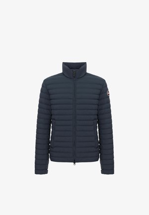 Marineblaue gepolsterte Jacke mit hohem Kragen, Front-Zipper und sichtbaren Nähten. Verfügt über ein Logo auf dem linken Ärmel und ein schlankes Design.
