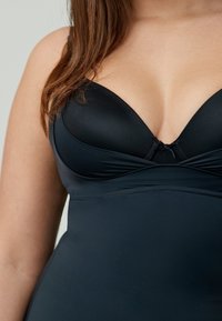 Zwart zwemkleding met een gladde textuur, met een gestructureerde padded bh-top en een kruisdessin bij de buste.