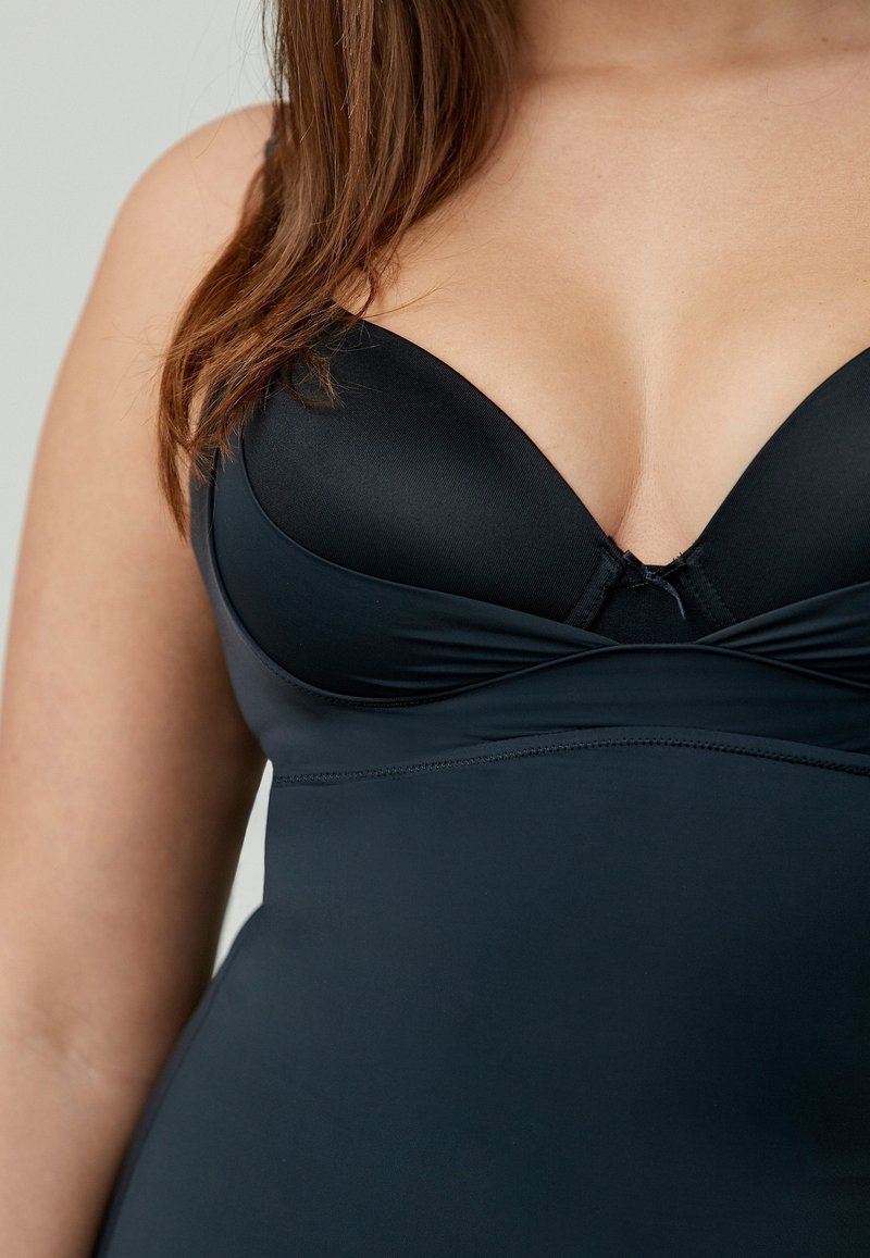 Zwart zwemkleding met een gladde textuur, met een gestructureerde padded bh-top en een kruisdessin bij de buste.