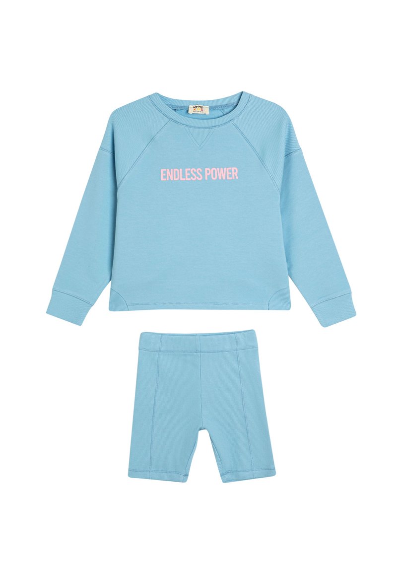 Conjunto de sudadera y pantalones cortos color azul claro. La sudadera presenta la frase "PODER INFINITO" en texto rosa, fabricada con un suave tejido de algodón, con detalles acanalados.