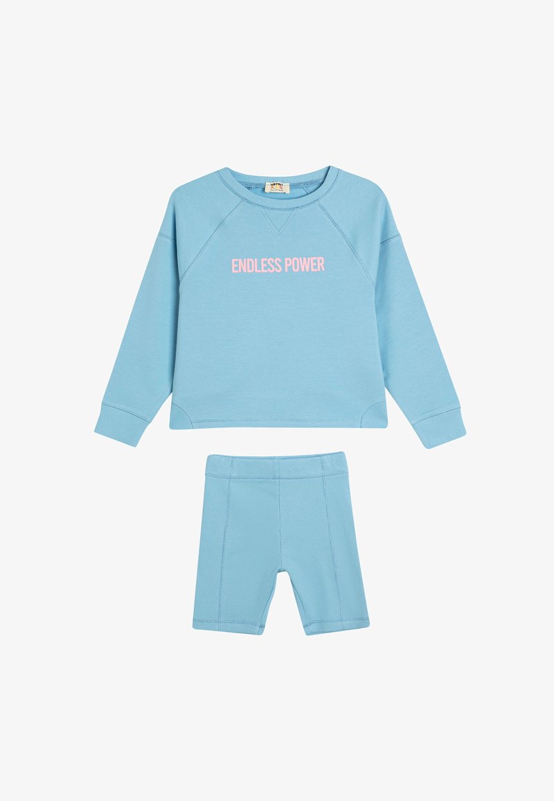 Completo con felpa e pantaloni corti blu chiaro. La felpa presenta la scritta "POTERE INFINITO" in testo rosa, realizzata in morbido tessuto di cotone, con dettagli a coste.