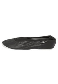 Schwarze Ballerinas aus weichem Leder mit strukturierter Oberfläche, elastischem Ausschnitt und einer weißen Gummisohle. Verfügt über ein kleines Markenlogo.