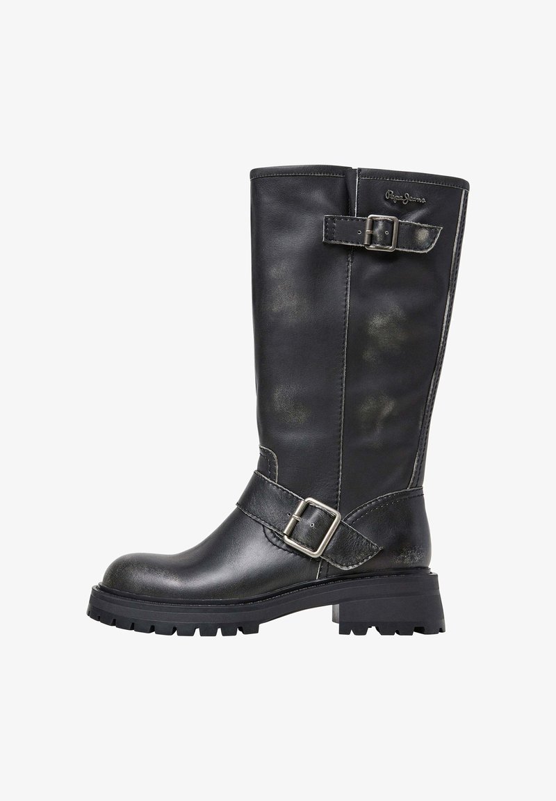 Černá kožená vysoká bota po kolena s širokým sálem, stříbrnými přezkami, texturovaným povrchem a robustní podrážkou pro lepší trakci.