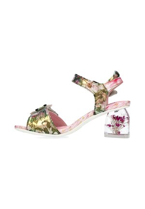 Sandale à motif floral à bout ouvert avec bride à la cheville et talon bloc transparent contenant de petites fleurs séchées roses et blanches.