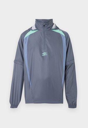 Pulover sportiv pentru bărbați, gri închis, cu fermoar pe un sfert, manșete elastice, accente albastre deschise și verzi pe umeri, și logo Umbro pe piept.