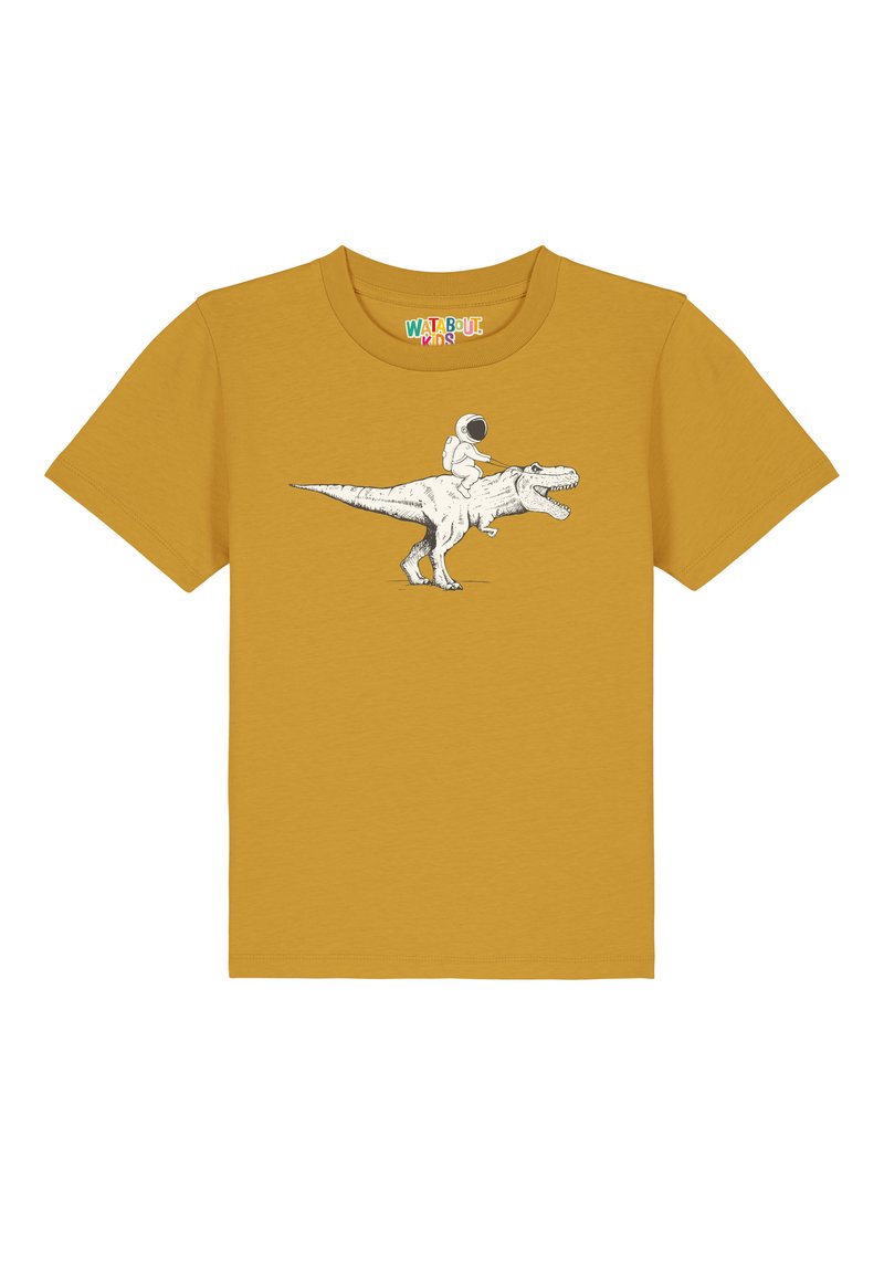 Mosterdgele t-shirt met een zwart-wit afbeelding van een astronaut die op een dinosaurus rijdt, met een ronde hals en korte mouwen.