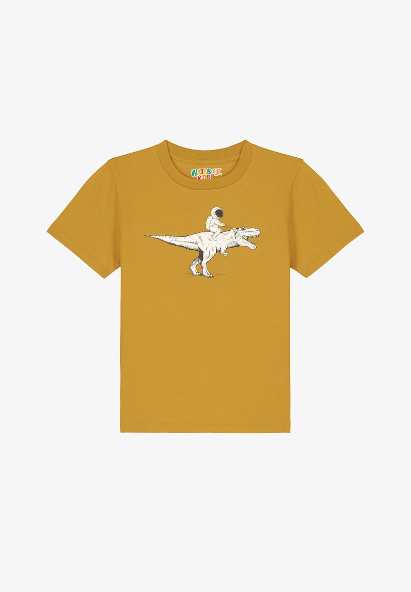Mosterdgele t-shirt met een zwart-wit afbeelding van een astronaut die op een dinosaurus rijdt, met een ronde hals en korte mouwen.