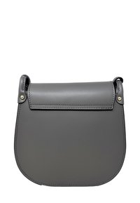 Borsa a tracolla in pelle grigia con chiusura a pattina, cuciture visibili e accessori in metallo color oro sui punti di attacco della tracolla.