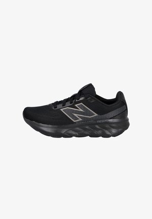 Zapatilla de running New Balance negra con parte superior de malla, suela acolchada Fresh Foam y logo reflectante en el lateral.