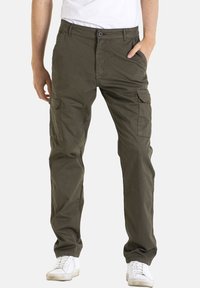 Pantalons cargo vert olive à coupe droite, avec plusieurs poches latérales et une fermeture à bouton, fabriqués en tissu léger.