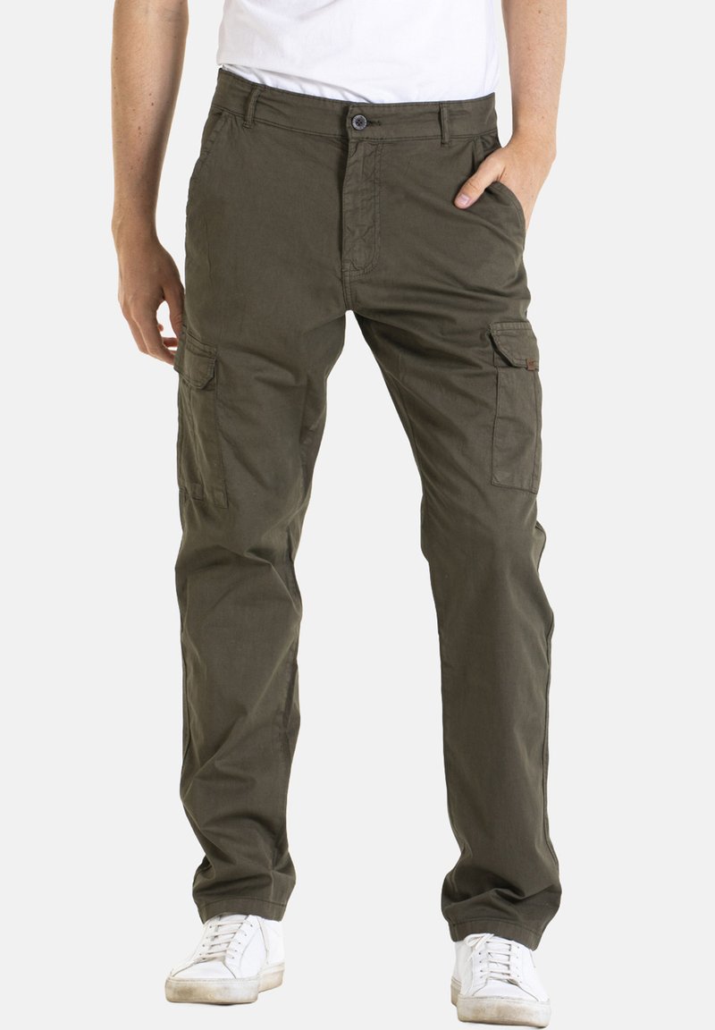 Pantalons cargo vert olive à coupe droite, avec plusieurs poches latérales et une fermeture à bouton, fabriqués en tissu léger.