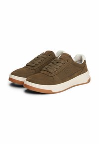 Brązowe zamszowe sneakersy z białą gumową podeszwą, z okrągłymi sznurowadłami, teksturowanymi akcentami na języku oraz kontrastującą gumową podeszwą.