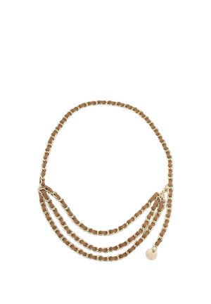 Trojdielny reťazový opasok s svetlohnedou kožou a zlatými kovovými článkami, s pripevnenou okrúhlou kovovou známkou pre detail.