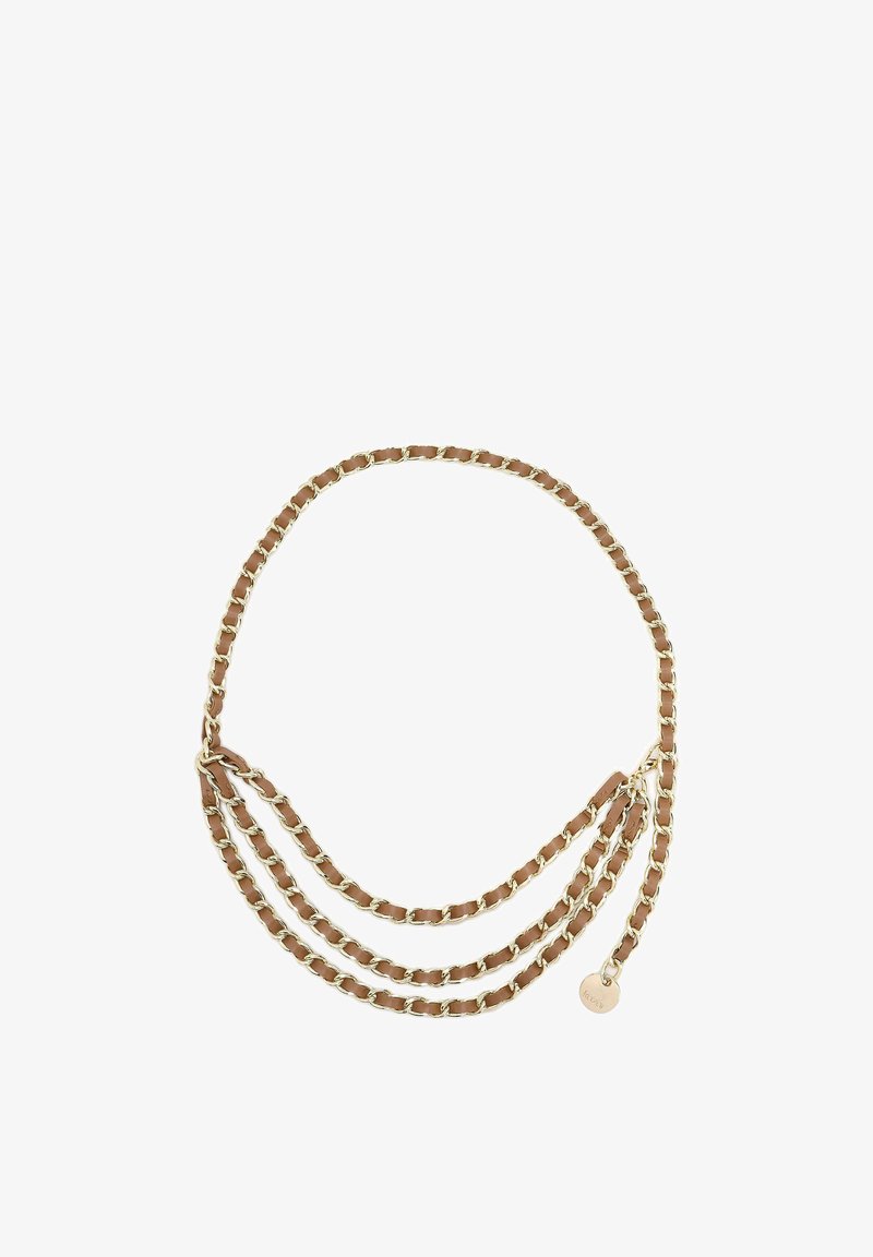 Háromrétegű láncos öv világosbarna bőrrel és aranyszínű fém láncszemekkel, részletként csatolt kör alakú fém címkével.