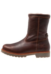 Botte de cheville en cuir brun avec une doublure intérieure douce, un bout rond, un panneau élastique sur le côté et une semelle en caoutchouc robuste avec des détails texturés.