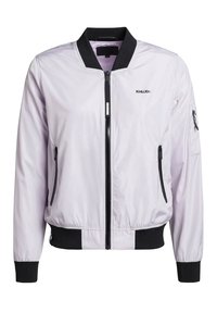Veste bomber violet clair avec col, poignets, ceinture et détails de fermeture éclair noirs, comprenant des poches zippées et un petit logo sur la poitrine.