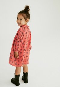 Next RUFFLE COLLAR - Denimové šaty - coral pink ditsy