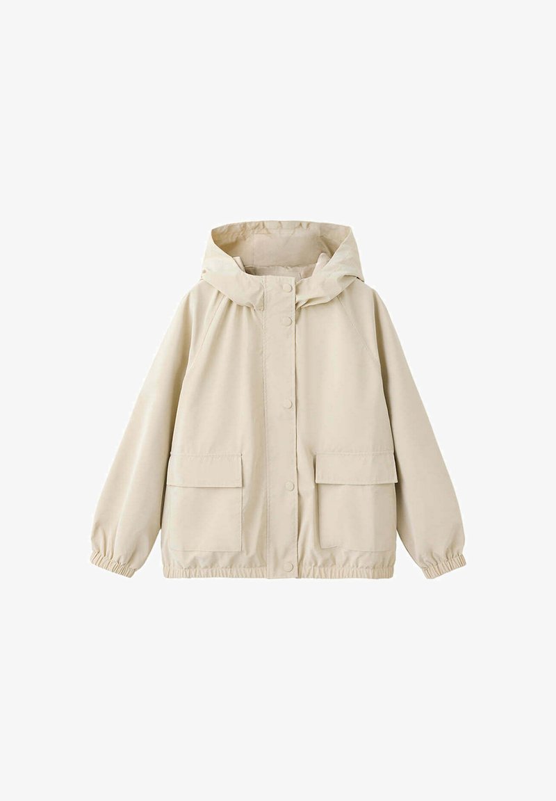 Veste beige clair à capuche avec fermeture par boutons-pression, deux poches avant à rabat, poignets élastiques et un ourlet légèrement froncé.