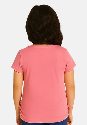 T-shirt en coton rose à manches courtes avec col rond et liens latéraux. Texture lisse avec une couleur unie, design minimaliste.