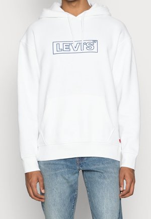 Valkoinen huppari, jossa on kengurupocket, ja rinnan ylle on painettu sininen Levi's-logo. Hihoissa ja helmassa on resorit, ja se on valmistettu pehmeästä, teksturoidusta materiaalista.