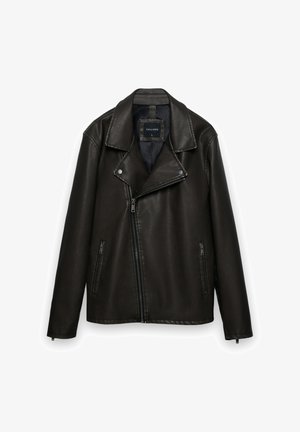 Schwarze Bikerjacke aus Kunstleder mit asymmetrischem Frontreißverschluss, breitem Kragen und seitlichen Reißverschlusstaschen, Größe groß.