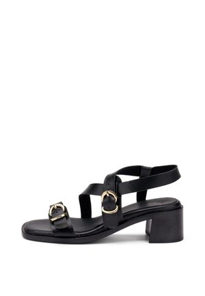 Sandalia de cuero negro con tacón bajo de bloque, con dos correas con hebillas doradas y diseño de punta abierta.