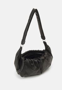 Sac noir décontracté en tissu lisse avec un design froncé, doté d'une large bandoulière et d'un compartiment principal zippé.