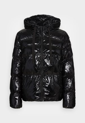 Chaqueta acolchada negra brillante con capucha, cremallera frontal, costuras acolchadas y cordones en la capucha.