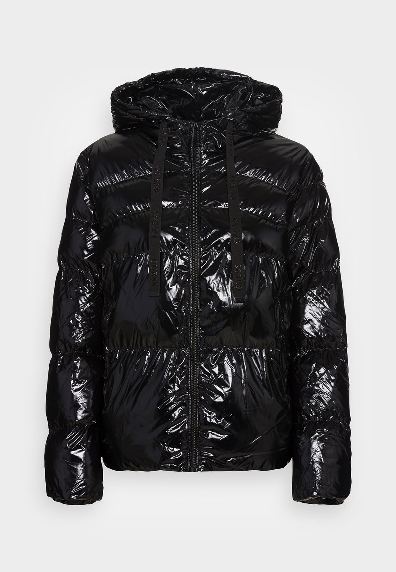 Veste matelassée noire brillante avec capuche, fermeture éclair à l'avant, coutures matelassées et cordons de serrage sur la capuche.