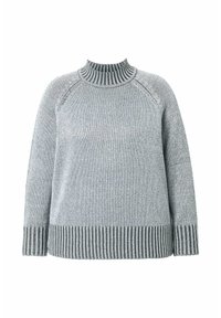 Maglione grigio lavorato a maglia con collo alto, dettagli a coste e maniche lunghe. Presenta un tessuto texturizzato e una vestibilità rilassata con strisce orizzontali sull'orlo.