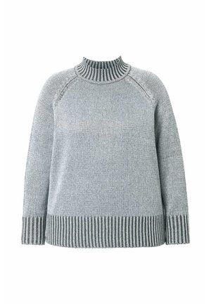 Pull en maille grise avec un col haut, des accents côtelés et des manches longues. Présente un tissu texturé et une coupe décontractée avec des rayures horizontales au bas.