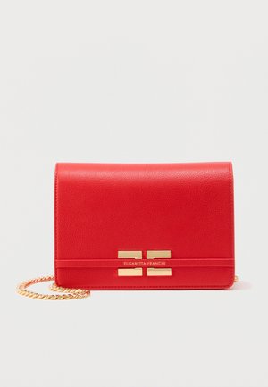 Rode leren clutch met een gladde textuur, hardware in goudtint, een kettingriem en een voorzijde met een sluiting met logo-accent.