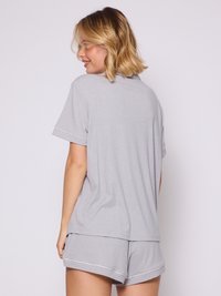 Grijs geribbeld pyjama set bestaande uit een top met korte mouwen en een klassieke kraag, en bijpassende shorts met witte afwerking aan de randen.