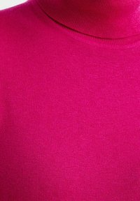 Maglione a collo alto aderente di un vivace colore rosa. Realizzato in tessuto liscio, presenta un collo alto e ha una texture a coste senza motivi visibili.