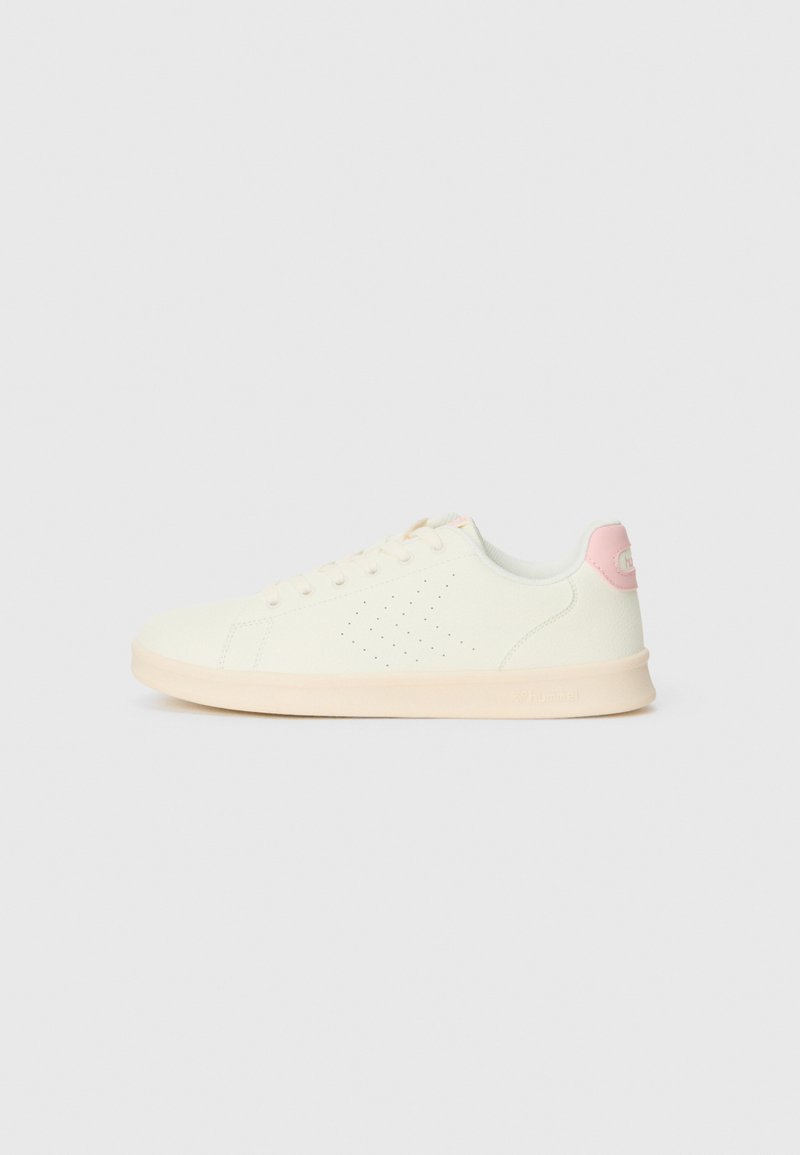 Sneaker bianco realizzato in materiale testurizzato con un accento sul tallone rosa liscio. Presenta perforazioni sui lati e una suola di colore chiaro.