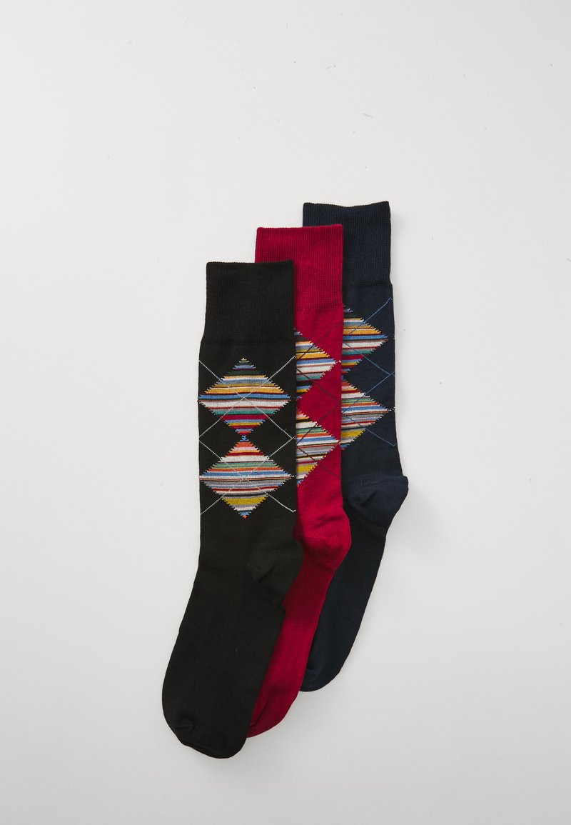 Tre paia di calze: nere con motivo a diamante colorato, rosse con design geometrico e blu navy. Tutte hanno una texture di tessuto liscia.