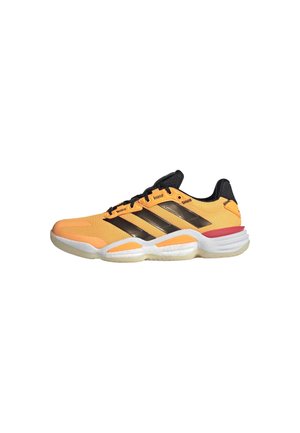 Scarpa sportiva bassa arancione e nera con lacci neri, suola bianca e dettaglio rosso vicino al tallone, vista laterale.