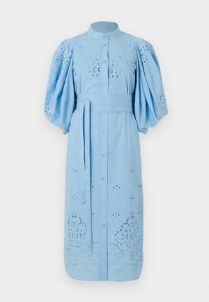 Robe midi bleu clair avec fermeture boutonnée sur le devant, manches larges et bouffantes, broderie florale ajourée et ceinture assortie en tissu à la taille.