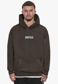 Brun hætte-sweatshirt med "DROPSIZE" i lyseblå tekst. Fremstillet af blødt stof, med en frontlomme og ribbede manchetter.