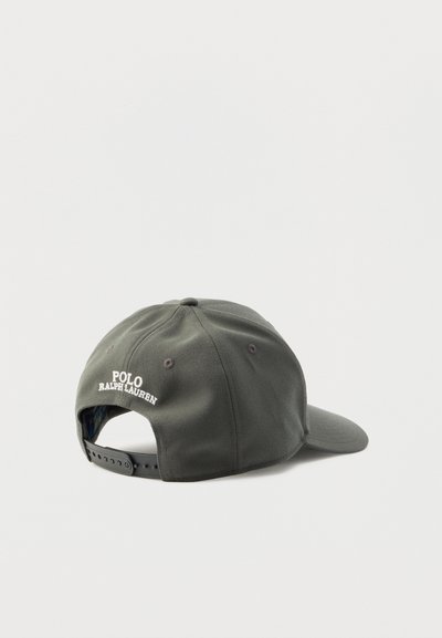 Tamsiai žalia medvilninio mišinio beisbolo kepurė su baltais „POLO RALPH LAUREN“ siuvinėjimais ir reguliuojamu juodu plastikiniu dirželiu gale.