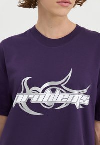 YOURTURN by Zalando UNISEX - Тениска с щампа - dark purple