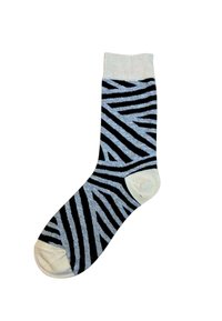 Calcetines a rayas negras y azul claro con una textura suave, que presentan un puño y detalles en la punta de color blanco, mostrando un patrón de cebra.