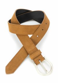 Bruine suede riem met een zwarte binnenkant, voorzien van een zilveren metalen gesp en zichtbare stiksels. De uiteinden lopenpuntig toe.