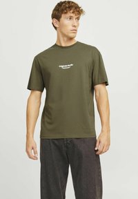 Jack & Jones JORVESTERBRO CREW NECK - Triko s potiskem - khaki