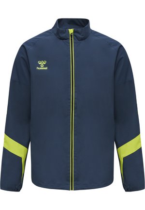 Marineblå sportsjakke med gule accenter og logo, der har en ståkrave, frontlynlås og lange ærmer med kontrasterende striber.